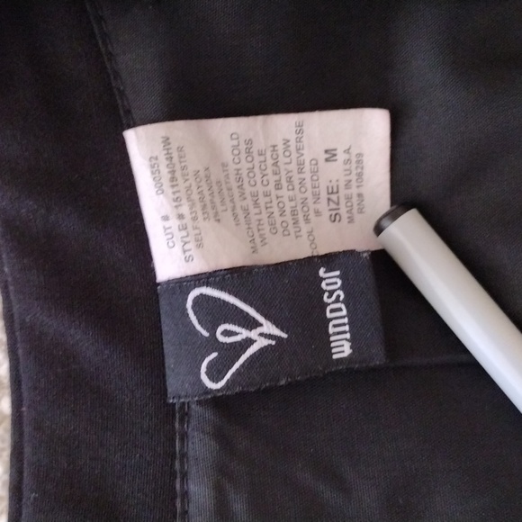 Windsor Cropped Blazer. Size Medium - Picture 5 of 5